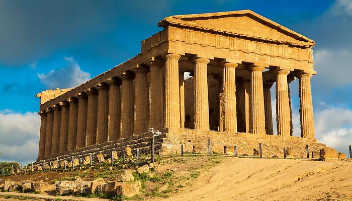 The construction machinery used to build the Temples of Agrigento in an exhibition