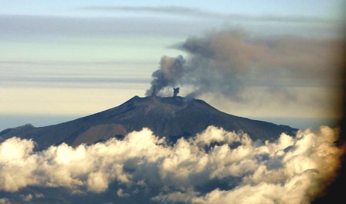 Ash emission from Etna, airspace over Catania closed