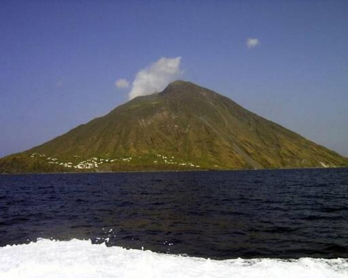 Stromboli eruptions, the Council of Ministers declares a state of emergency