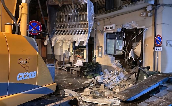 After the explosive assaults, the prefect convenes the Provincial Committee for public order and security