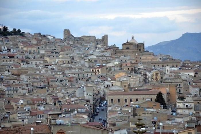 Theft of gold and jewelry in the home of elderly people while they dine downstairs: thief escapes undisturbed