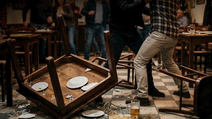 Beer mug, pizza plate and overturned table: shocking violence in a pizzeria in Acireale