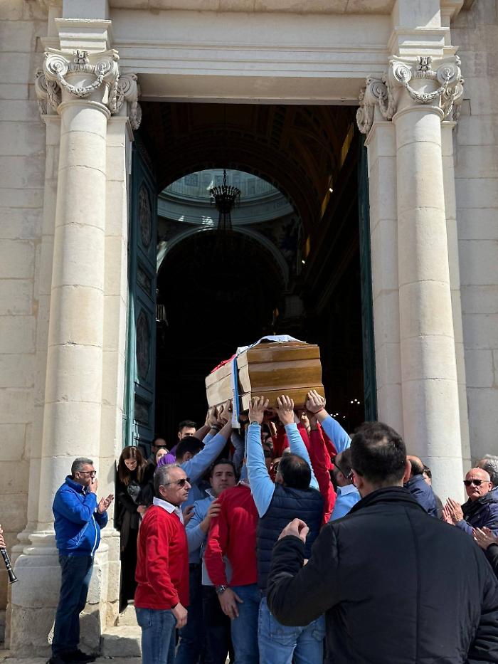 Comiso said goodbye to its Vic&egrave;: moved crowd at Scamporrino's funeral