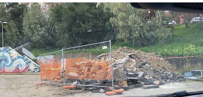 The protest of Fontanelle: "Debris abandoned for 40 days and pothole-ridden roads"