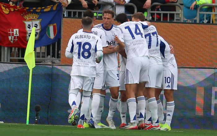 Como wins again in Cagliari: Fabregas is in the Champions race and won't give up