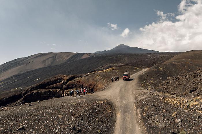 Etna North, the cleaning of the track for 3,000 meters begins. But for off-road excursions, the Park's green light is awaited