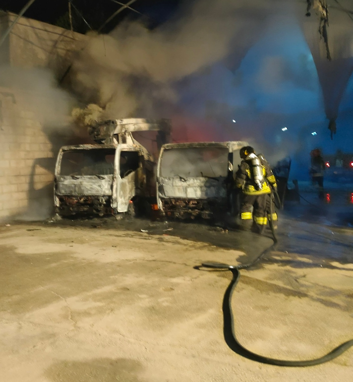 Three vehicles on fire at the company of a city councilor's husband: suspected arson