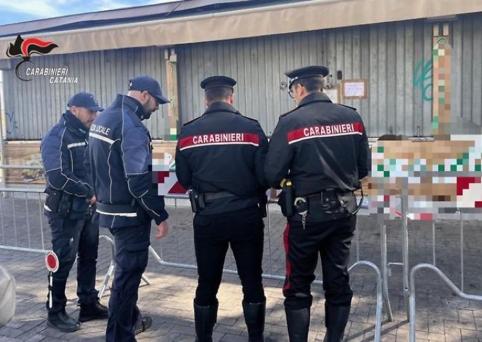 "Invasion" of public land on Viale Africa: platforms and canopies of a venue seized