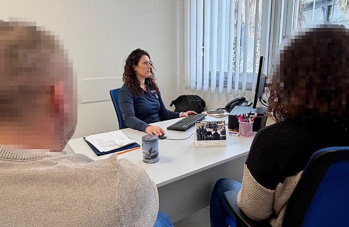 Minacciava l'ex amante e il marito di lei con bastone e coltello: arrestato