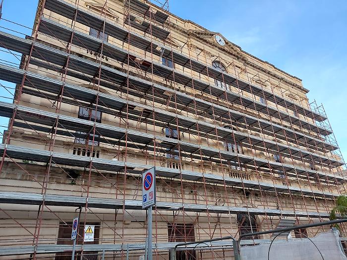 Comiso, work has begun on the renovation of the Town Hall facade