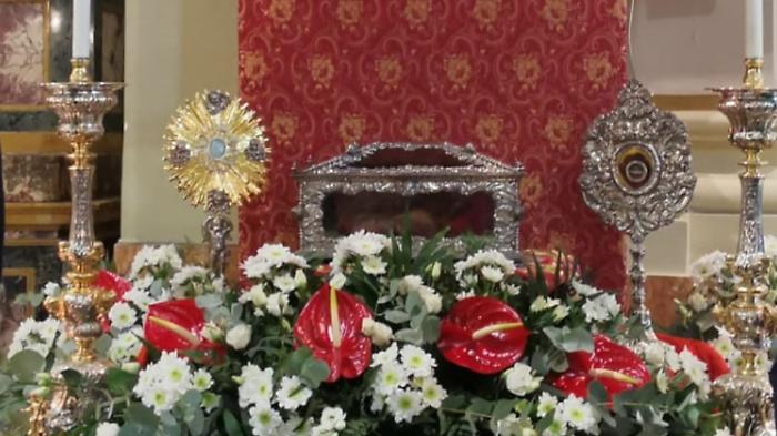 Syracuse embraces the treasures of Santa Lucia: the dress and the shoes in procession for the first time