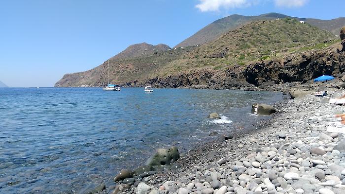 Filicudi rises up: the desalination plant imposed without consulting the islanders puts Posidonia and the archaeological site at risk.