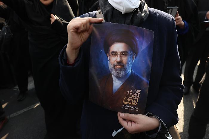 Mojtaba Khamenei injured in an Israeli raid: "He is safe, taken to a secure location"