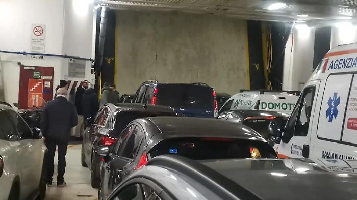 They disembark from the ferry in Messina with 12 kilograms of cocaine hidden in the car seat: a couple of drug couriers from Catania arrested.