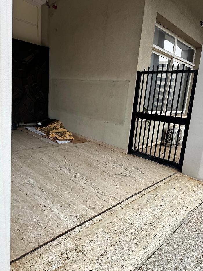 Ragusa and the homeless man in front of the Province building: "We tried to help him, but he refuses our hospitality."