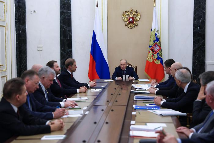 Internet is down and generals are falling from windows: what is happening in Moscow?