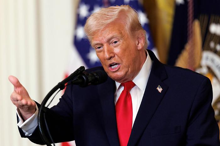 Trump to Iran: "We will strike hard." To the blocked ships: "Pull your balls out." And about Putin: "He helps Tehran."