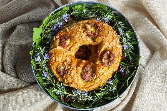 The traditional recipe for "Cucciddatu" of San Giuseppe with sausage and Ragusan caciocavallo.