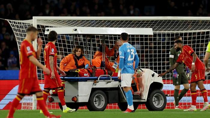 Napoli comes from behind to win against Lecce, fear for Banda who collapses with chest pain.