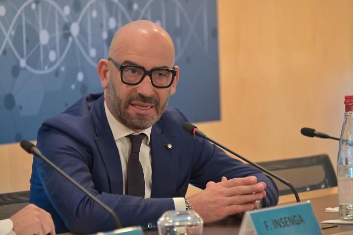 Matteo Bassetti robbed in the heart of Milan: "City full of bad people"