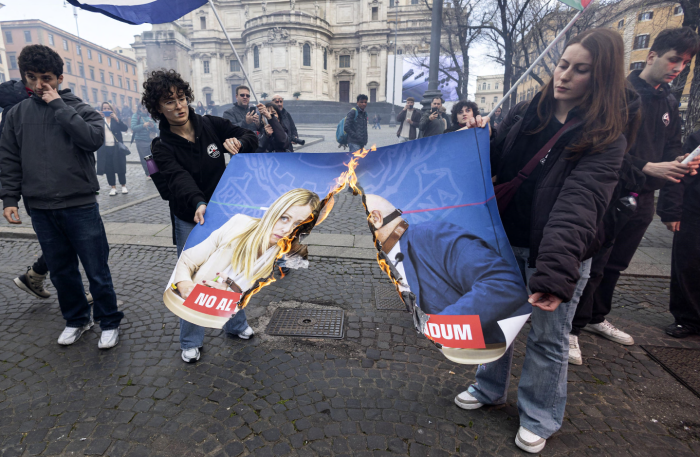 Rome, the "social no" in the square: banners of Meloni, Nordio, and Trump in flames