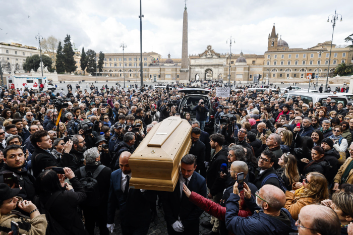 Funeral of Enrica Bonaccorti, "Il cielo" by Renato Zero at the exit from the church amidst tears and emotion