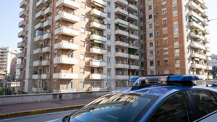 Two-year-old boy hanging from his mother from the balcony on the seventh floor: "It's for his education"