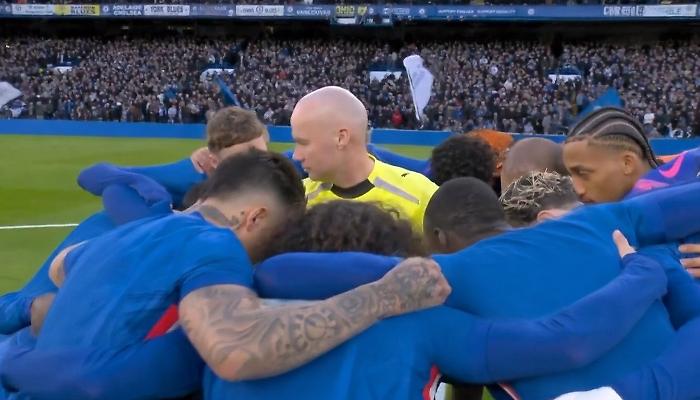 The referee trapped in Chelsea's motivational circle: the video is going viral worldwide. What if it happened in Italy?