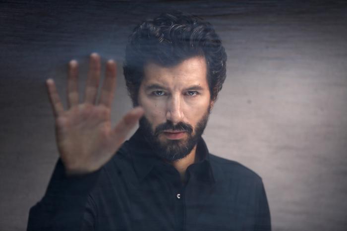 Francesco Scianna in Catania in "Hospitality Suite": "On stage, a desire for success, fragility, laughter, and profit that forgets humanity."