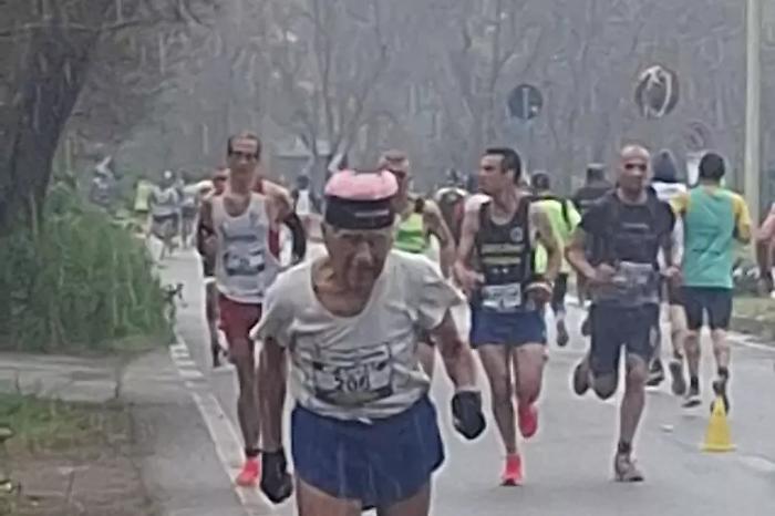 At 85 years old, he braves the rain and completes the 10 km: the feat of Francesco Scarcipino Pattarello at the Grand Prix Sicilia