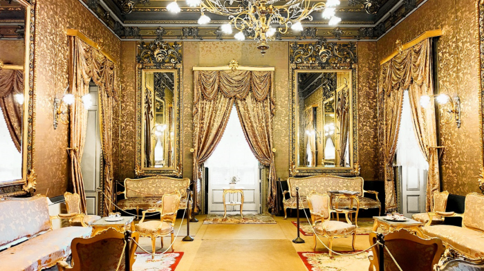 Acireale, inside Palazzo Fiorini: the building that still recalls the whims of the "picciriddi"