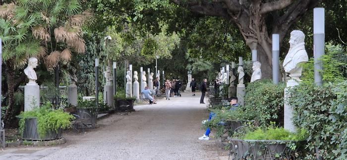 The night when the busts of Villa Bellini began to speak