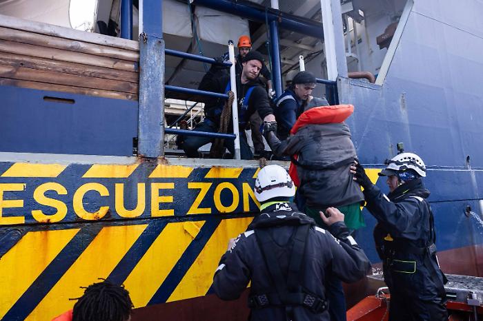 Sea Watch5 with 94 people on board headed for Marina di Carrara: only the most vulnerable were disembarked in Lampedusa