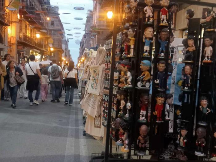 Out with the displays and racks from Via Maqueda: doubts and fears of the merchants