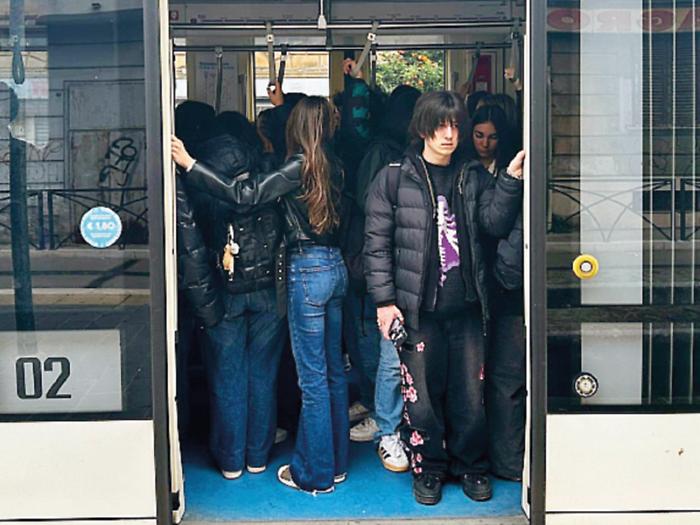 L&rsquo;Amat cuts a tram on line 1, chaos and delays between platforms and carriages