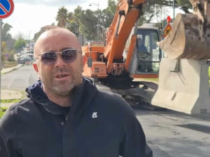 Viale Carmine Caruso closed for... landslide