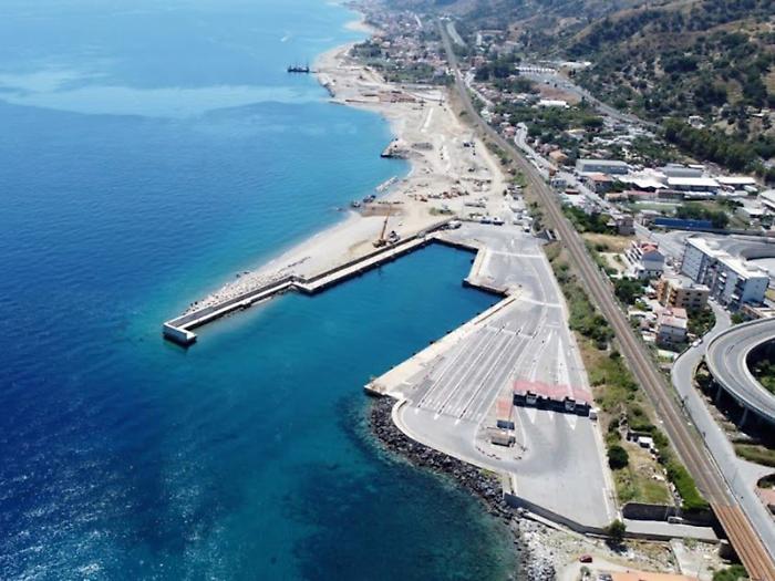 Port of Tremestieri, work has begun on the breakwater