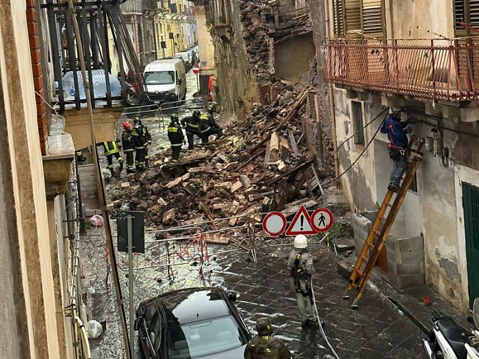 Three months after the collapse of a building, Naumachia Street in Catania is still closed to traffic.