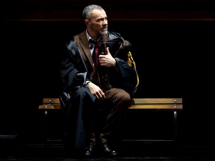 The unsuccessful lawyer Malinconico arrives in Sicily. Gallo: "In an era where everyone must appear perfect, he doesn't care."