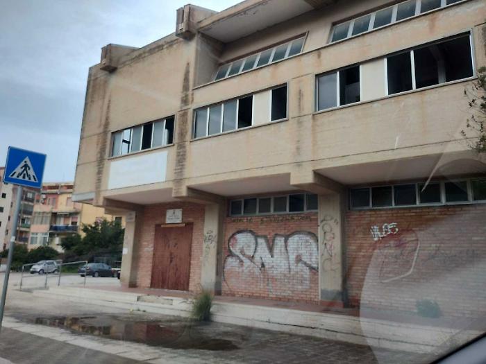 Used, seduced, and abandoned: the Salvatore Cottone gym in the Palme district risks oblivion.
